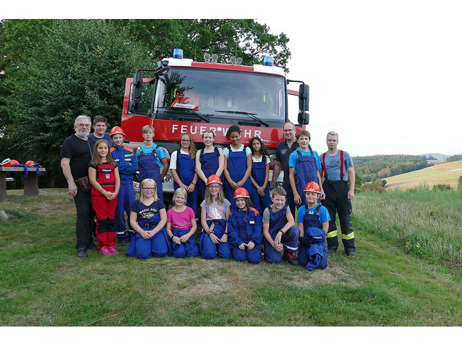 Naumburger Jugendfeuerwehr hilft an der Weingartenkapelle (Foto: Karl-Franz Thiede)